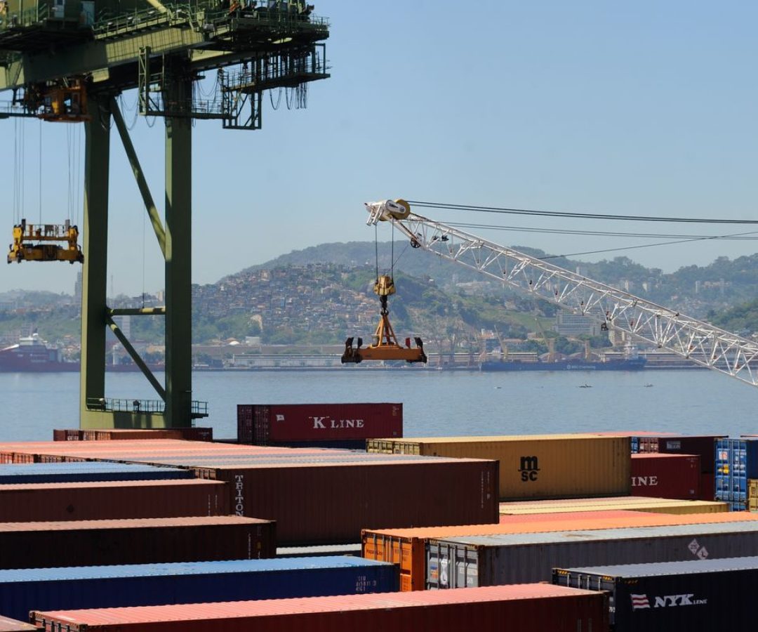 Balança comercial tem superávit de US$ 7,4 bilhões em agosto