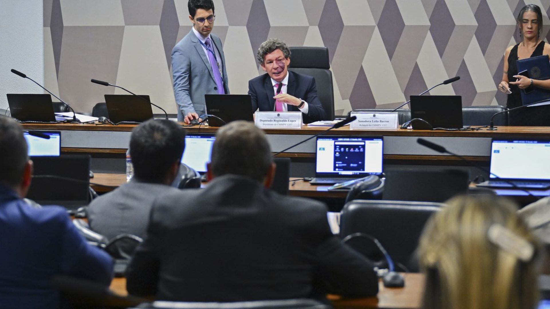 Ajustes no texto adiam votação da MP da "taxa das blusinhas"
