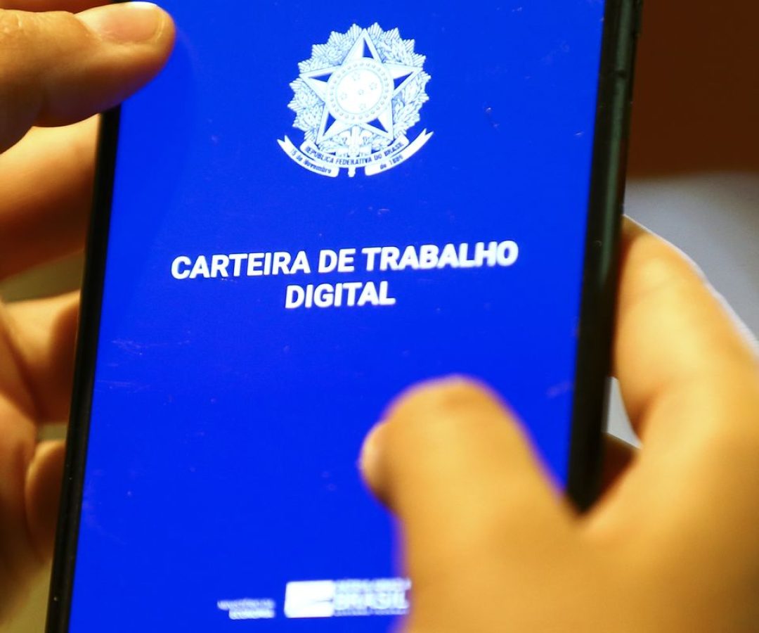 Desemprego cai para 5,3%, o menor para o trimestre terminado em julho