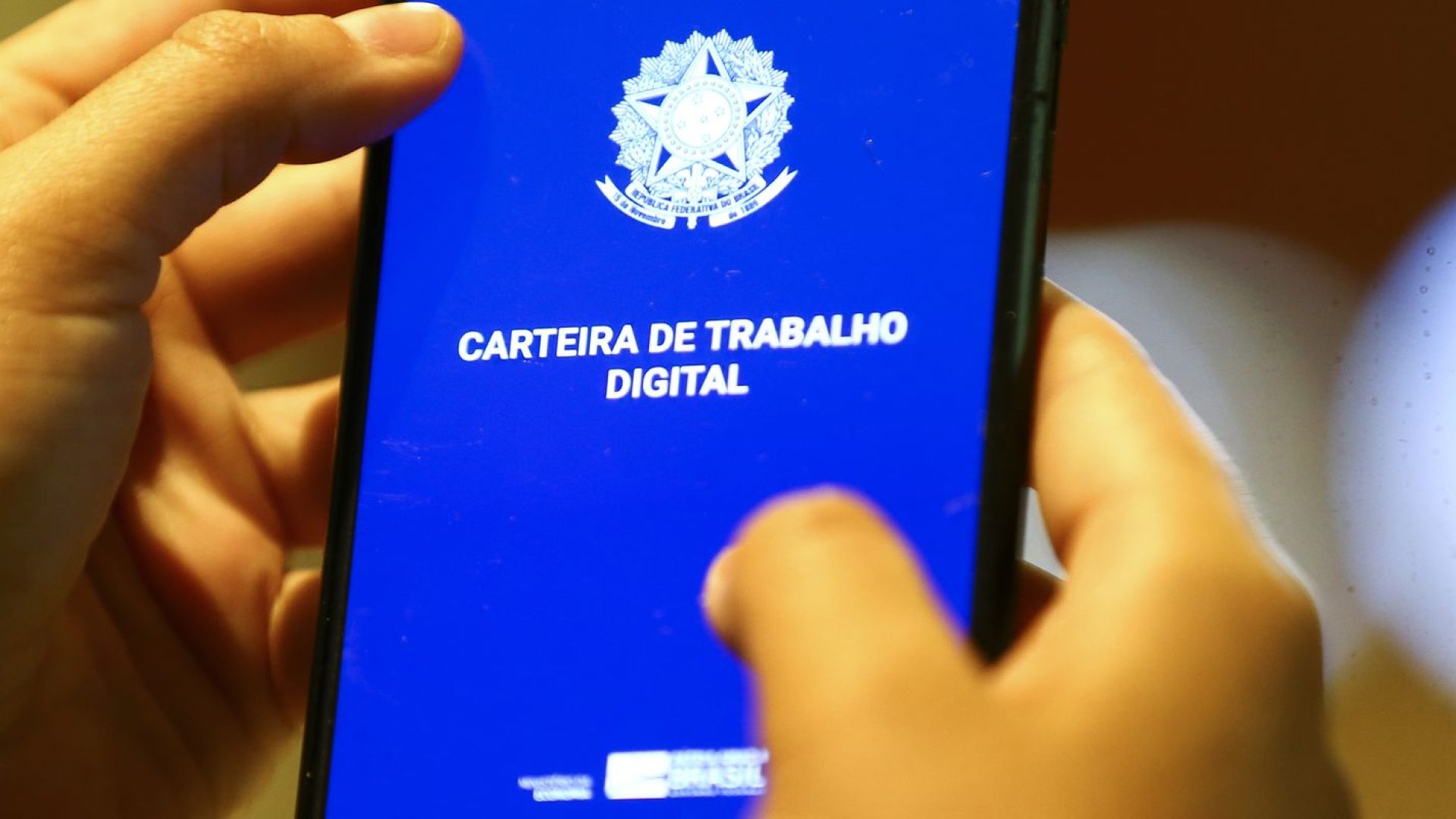Desemprego cai para 5,3%, o menor para o trimestre terminado em julho