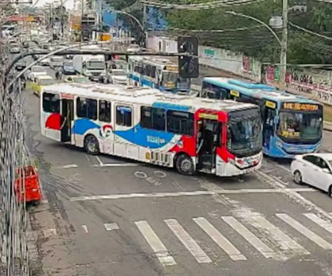 Criminosos usam ônibus em barricadas contra operação policial no Rio
