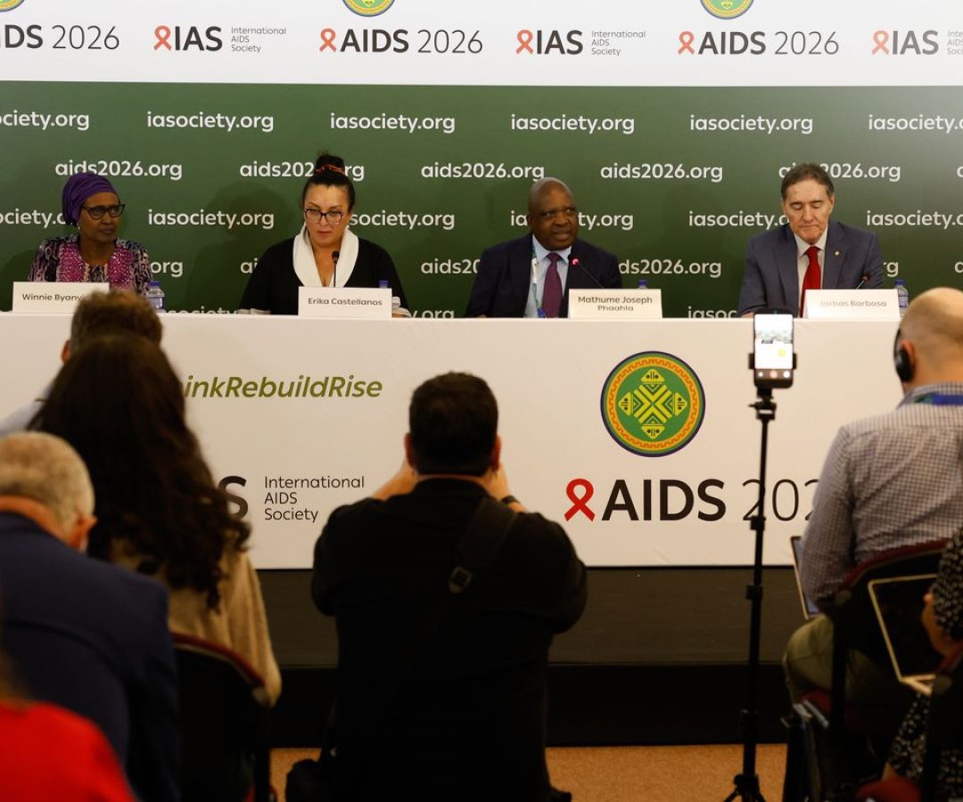 Infecções e mortes por HIV caem, mas falta de recursos ameaça avanços