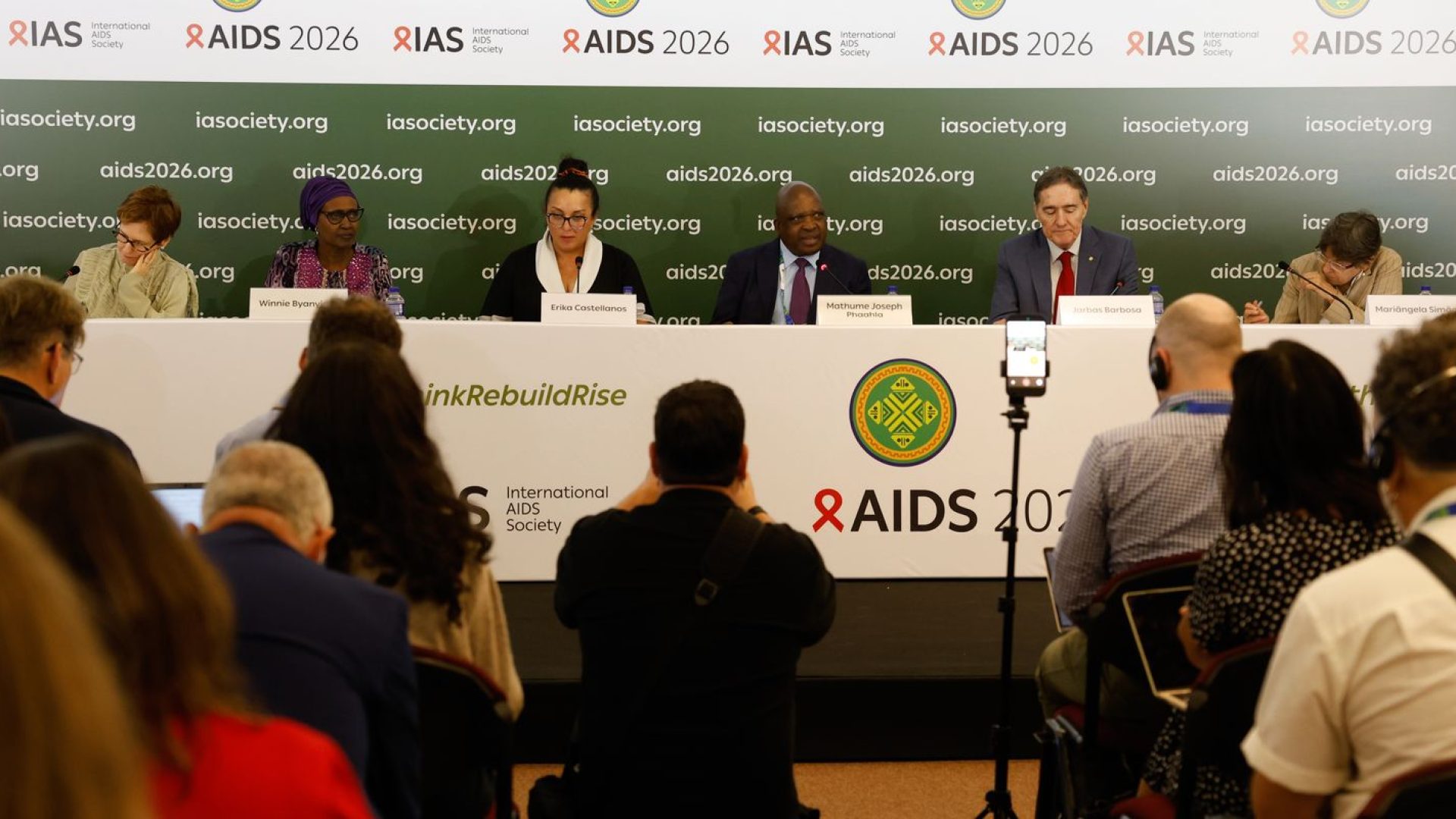 Infecções e mortes por HIV caem, mas falta de recursos ameaça avanços