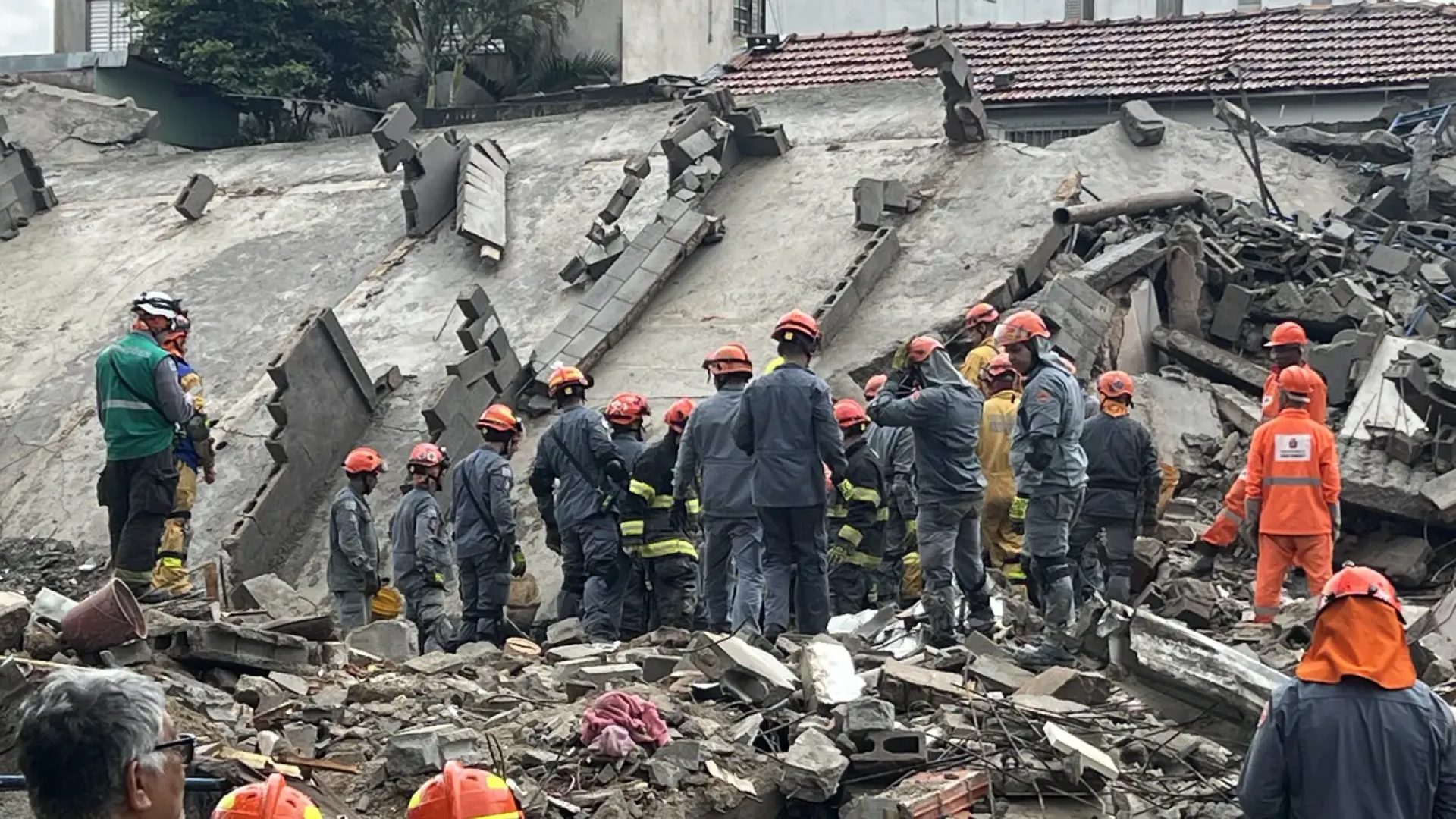 Desabamento de prédio em construção deixa dois mortos em São Paulo