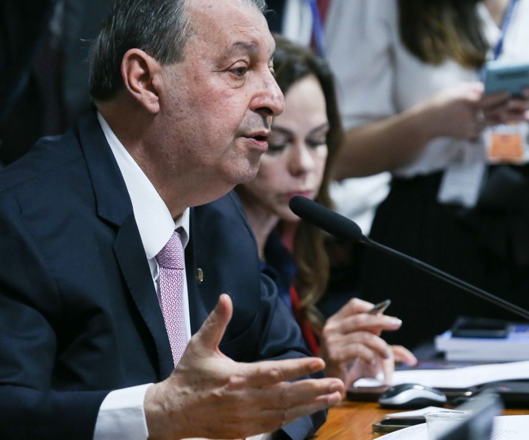 Relator da CCJ do Senado vota a favor da PEC do fim da escala 6x1