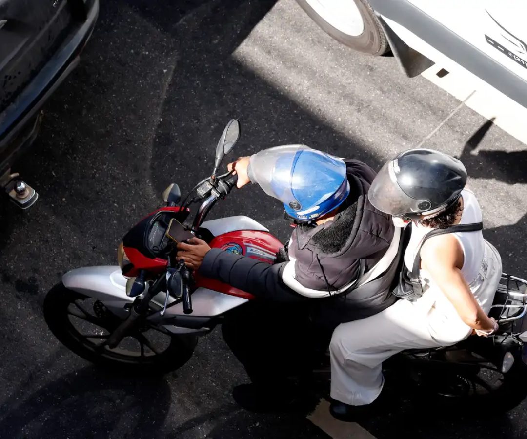 Bombeiros do RJ alertam motociclistas sobre uso dos itens de segurança